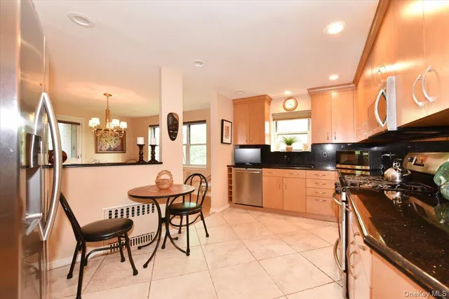 $688,000 | 180 South Middle Neck Road, Unit 1Q, Great Neck, NY 11021