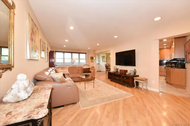 $688,000 | 180 South Middle Neck Road, Unit 1Q, Great Neck, NY 11021