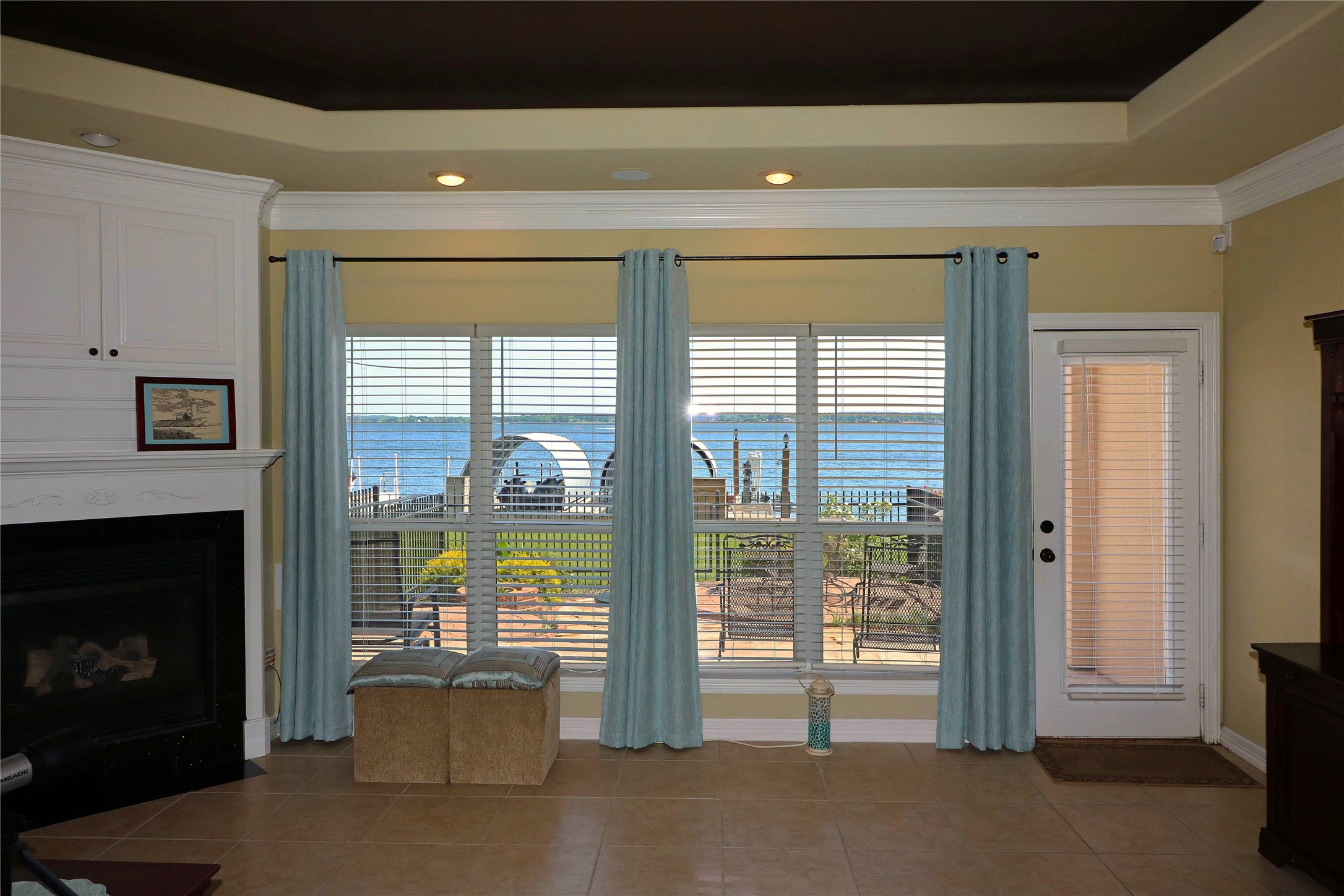 17 Regency Point Conroe, TX 77356 - Photo 4 of 38 Living Rm