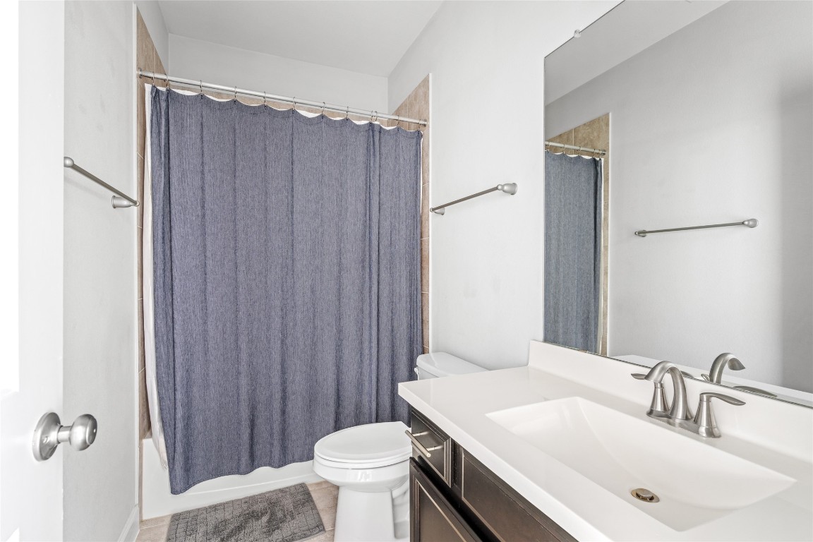 8923 Highgate Lane Houston, TX 77080 - Photo 17 of 23 The secondary bathroom.