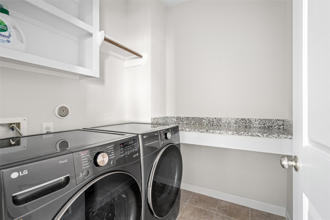 8923 Highgate Lane Houston, TX 77080 - Photo 18 of 23 Also located on the second floor is the utility room.