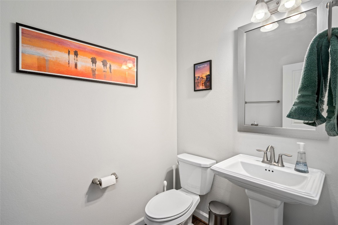 8923 Highgate Lane Houston, TX 77080 - Photo 20 of 23 Half bath on the first floor.