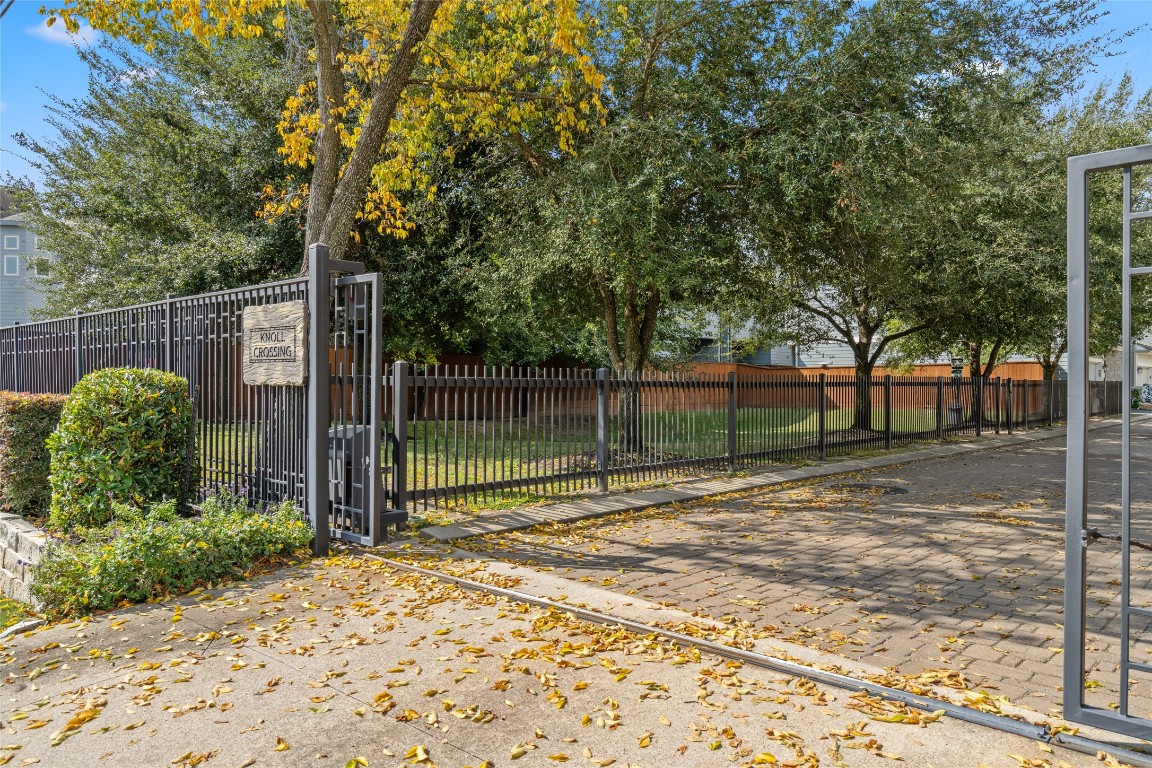 8923 Highgate Lane Houston, TX 77080 - Photo 23 of 23 Located within a gated community.