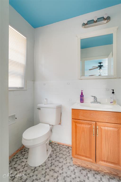 3109 Gorton Road Shreveport, LA 71119 - Photo 18 of 20 a bathroom with a toilet sink and mirror