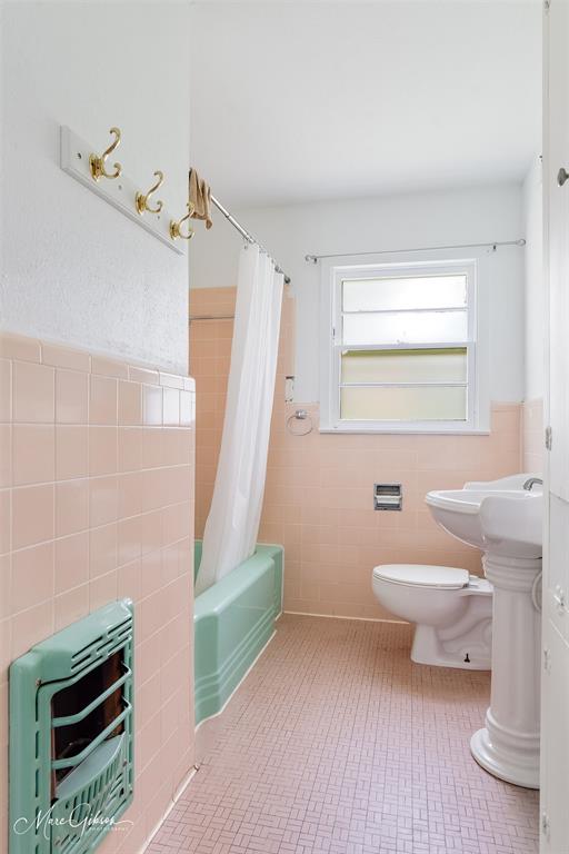 3109 Gorton Road Shreveport, LA 71119 - Photo 19 of 20 a bathroom with a toilet a sink and a bathtub