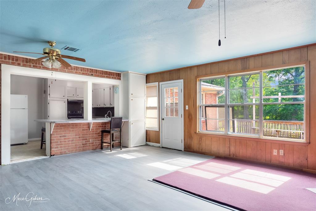 3109 Gorton Road Shreveport, LA 71119 - Photo 6 of 20 a view of an empty room with a window