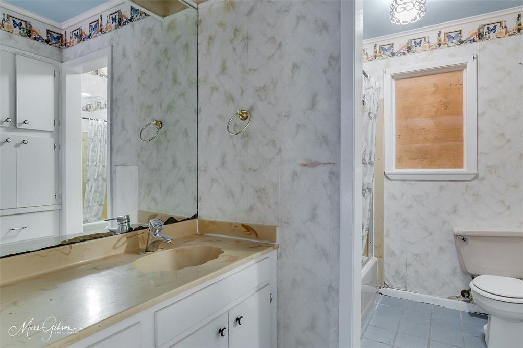 3109 Gorton Road Shreveport, LA 71119 - Photo 10 of 20 a bathroom with a sink and a toilet