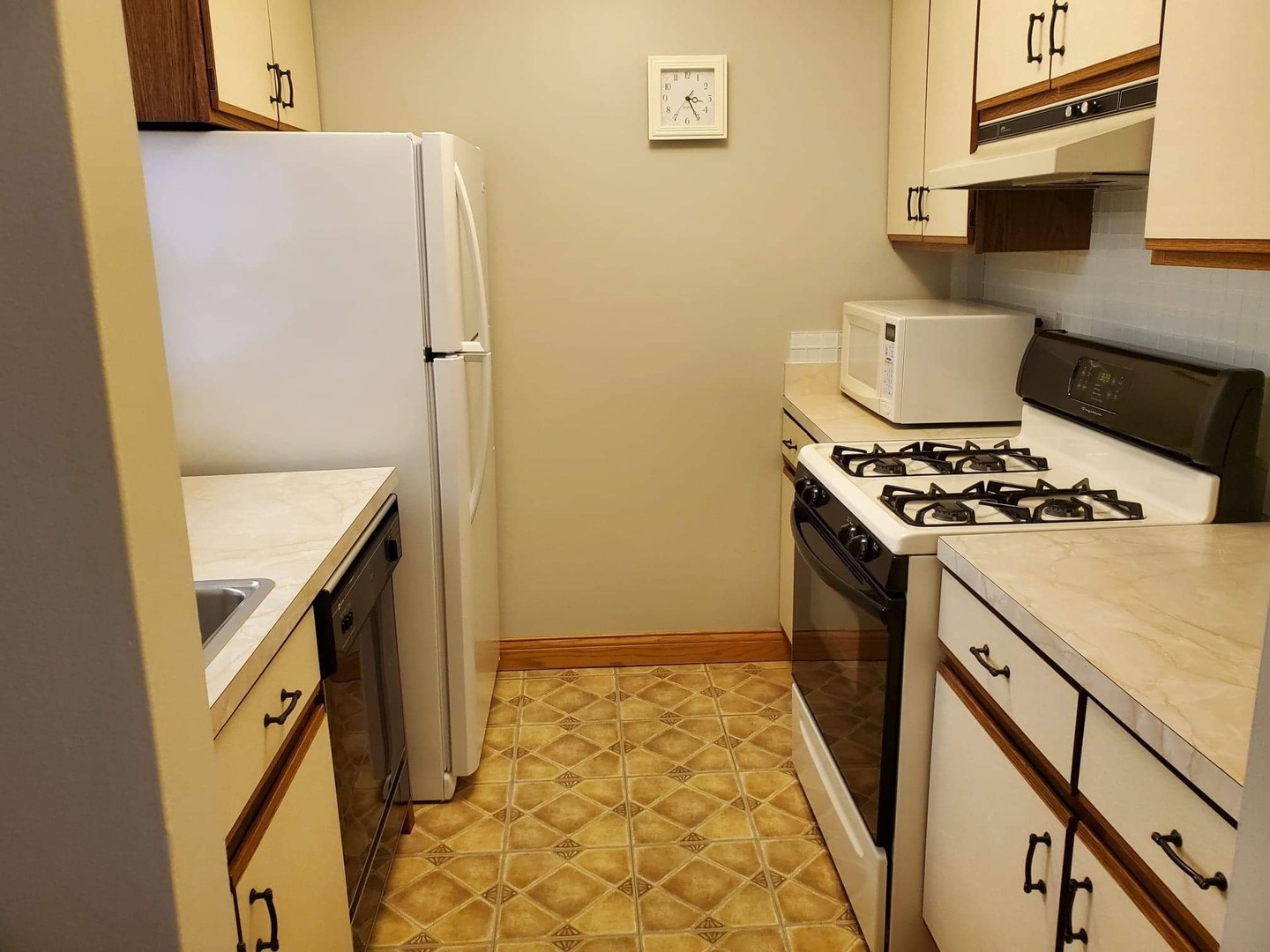 300 West Fullerton Avenue, Unit 201 Addison, IL 60101 - Photo 8 of 24