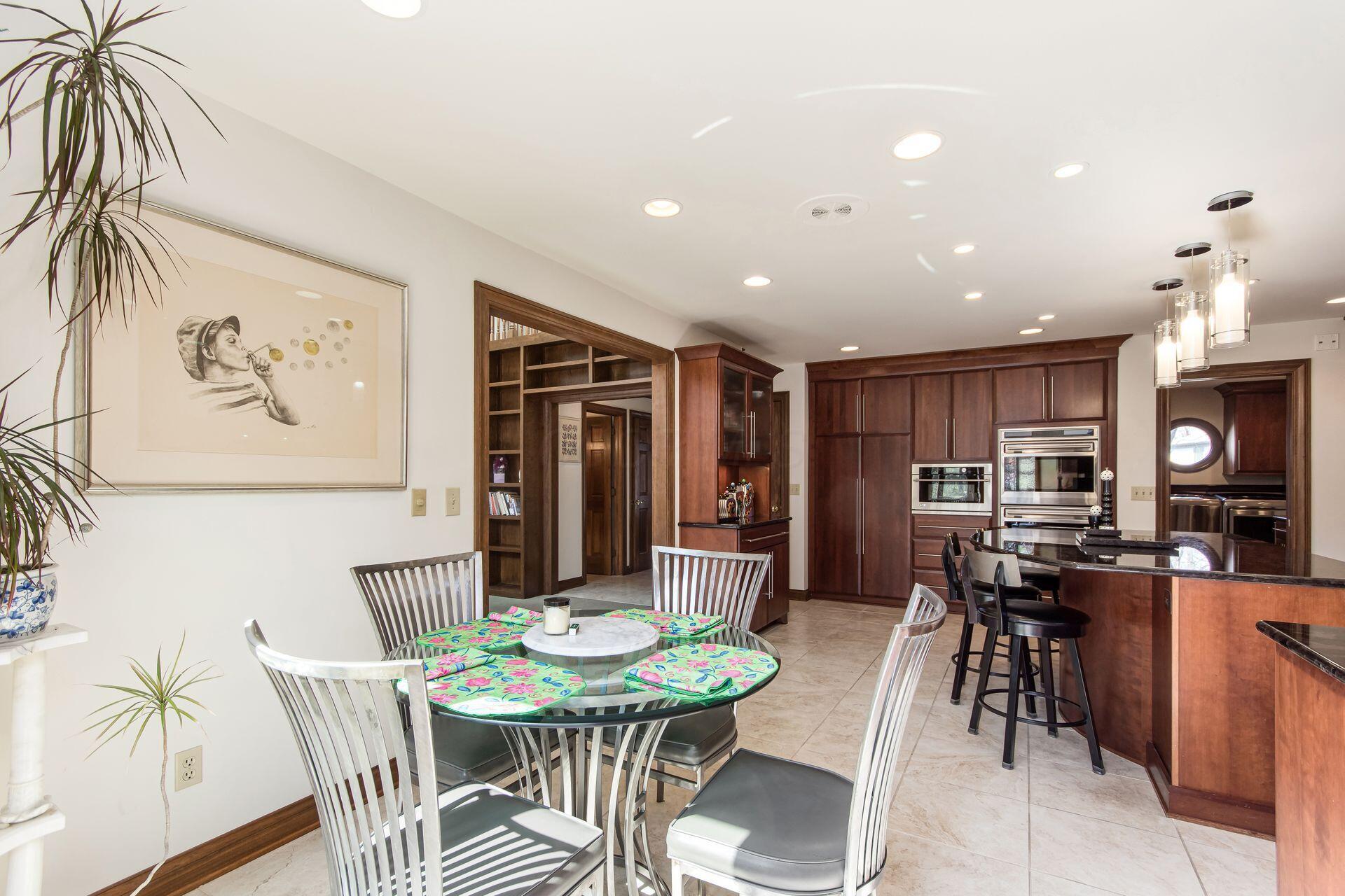 941 Robbins Way Columbus, OH 43085 - Photo 18 of 64 Kitchen and Eating Area