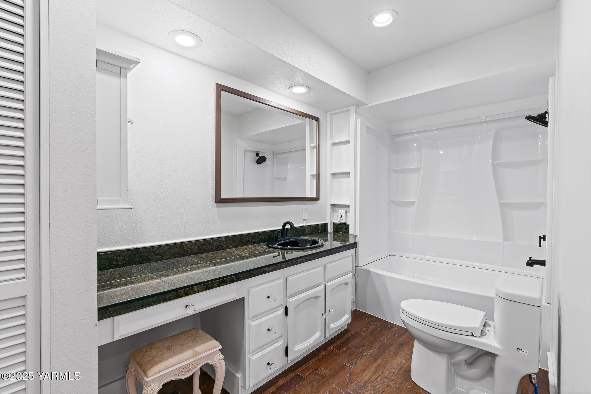 650 White Road Zillah, WA 98953 - Photo 21 of 39 Upstairs Bathroom