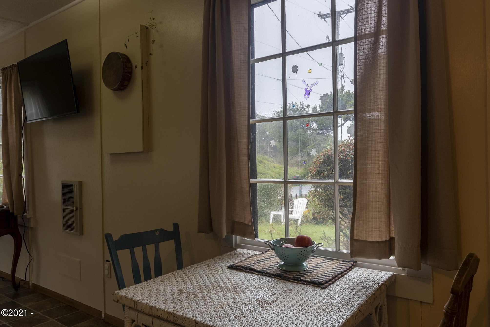 737 Southwest Government Street Newport, OR 97365 - Photo 8 of 28 737 Dining