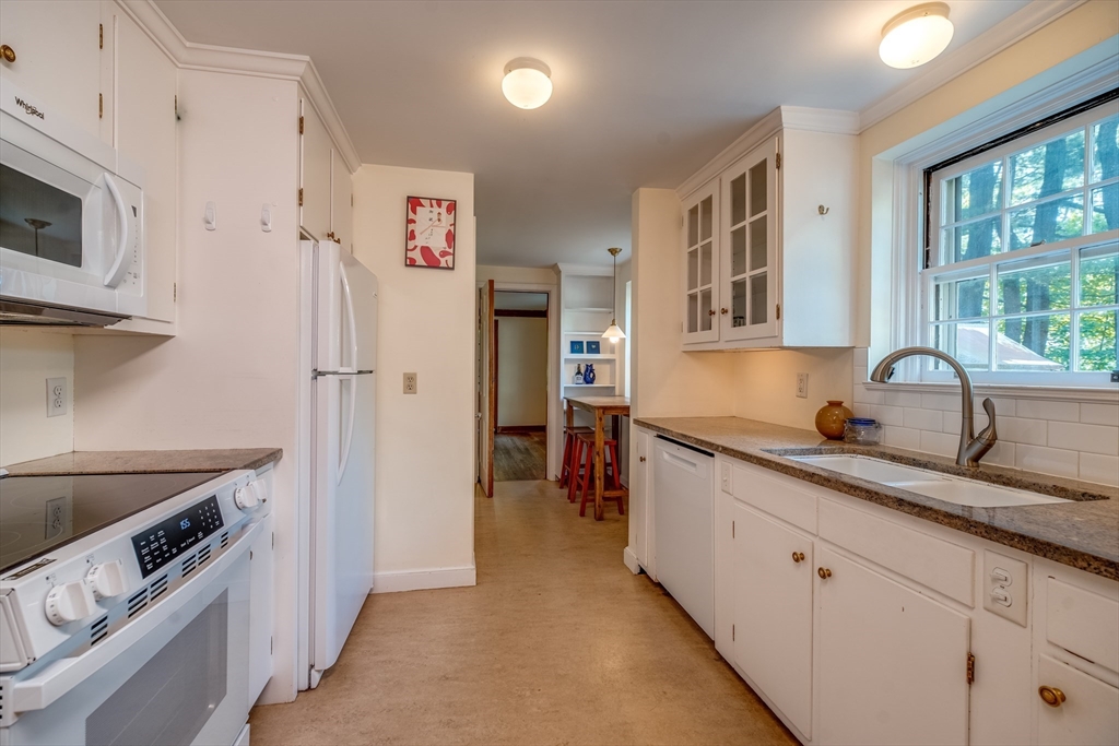 18 Plum Tree Road Amherst, MA 01002 - Photo 12 of 38