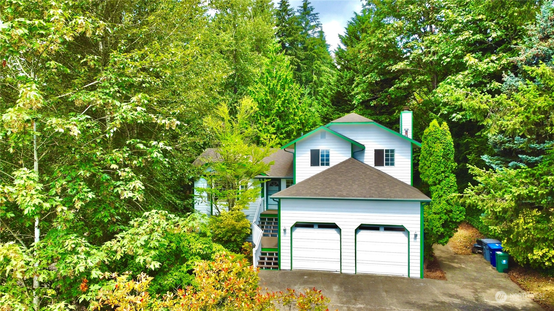 750 South 55th Street Renton, WA 98055 - Photo 3 of 31 a front view of a house with a yard and garage
