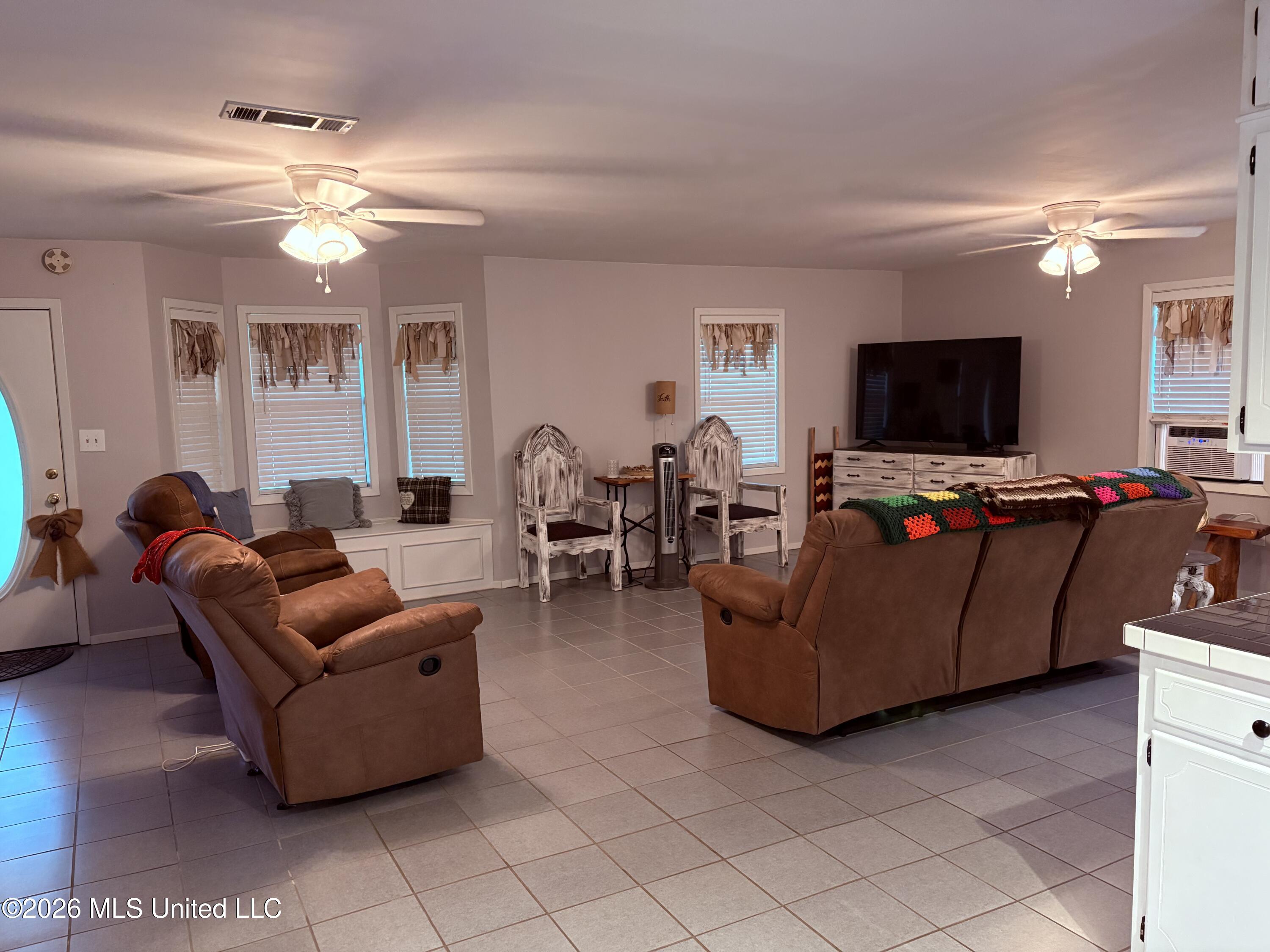 2326 Bluegoose Road Sarah, MS 38665 - Photo 2 of 18 Living room 1