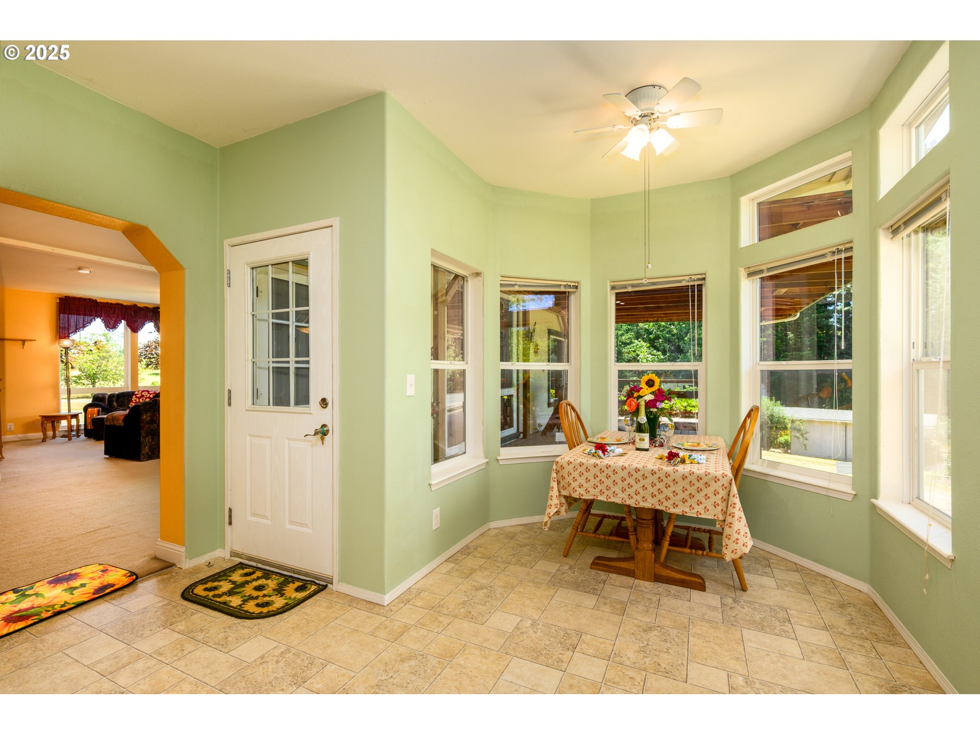 982 Reston Road Roseburg, OR 97471 - Photo 17 of 45 a living room with furniture and a large window