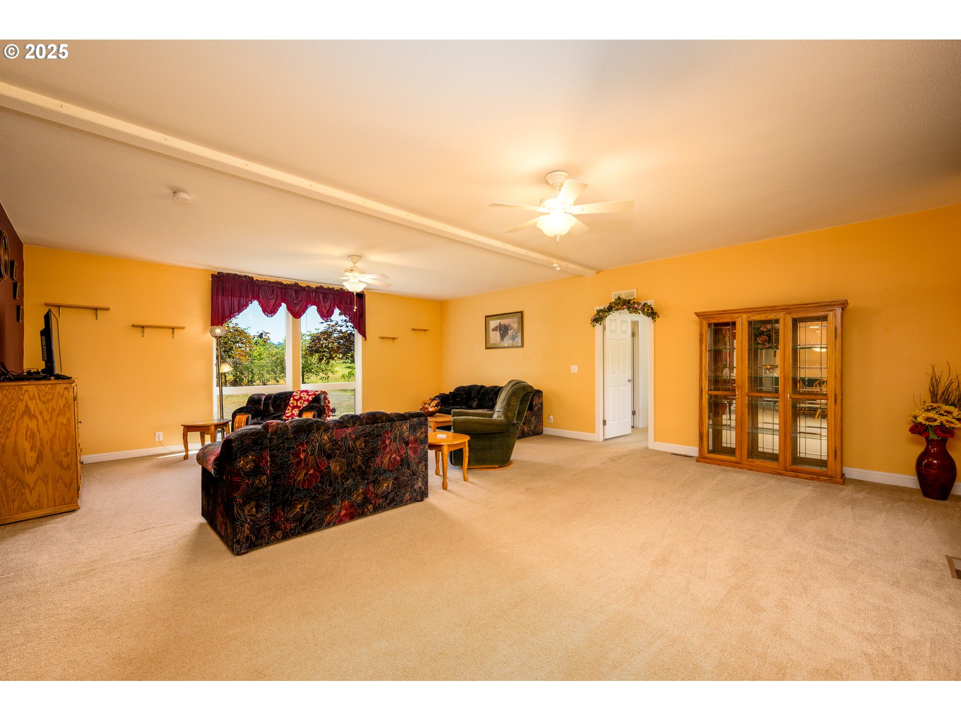 982 Reston Road Roseburg, OR 97471 - Photo 18 of 45 a living room with furniture and a flat screen tv