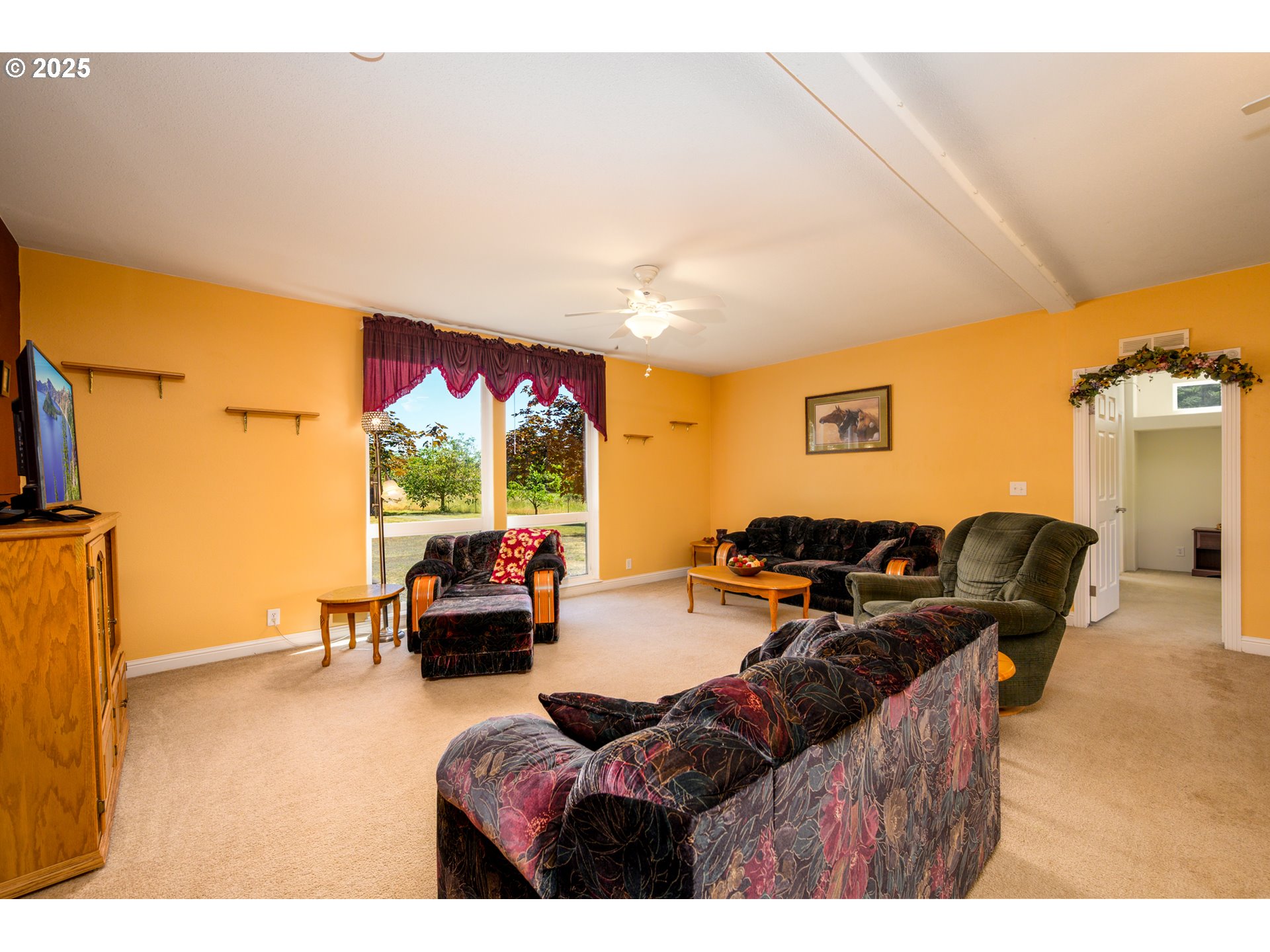 982 Reston Road Roseburg, OR 97471 - Photo 19 of 45 a living room with furniture and a large window