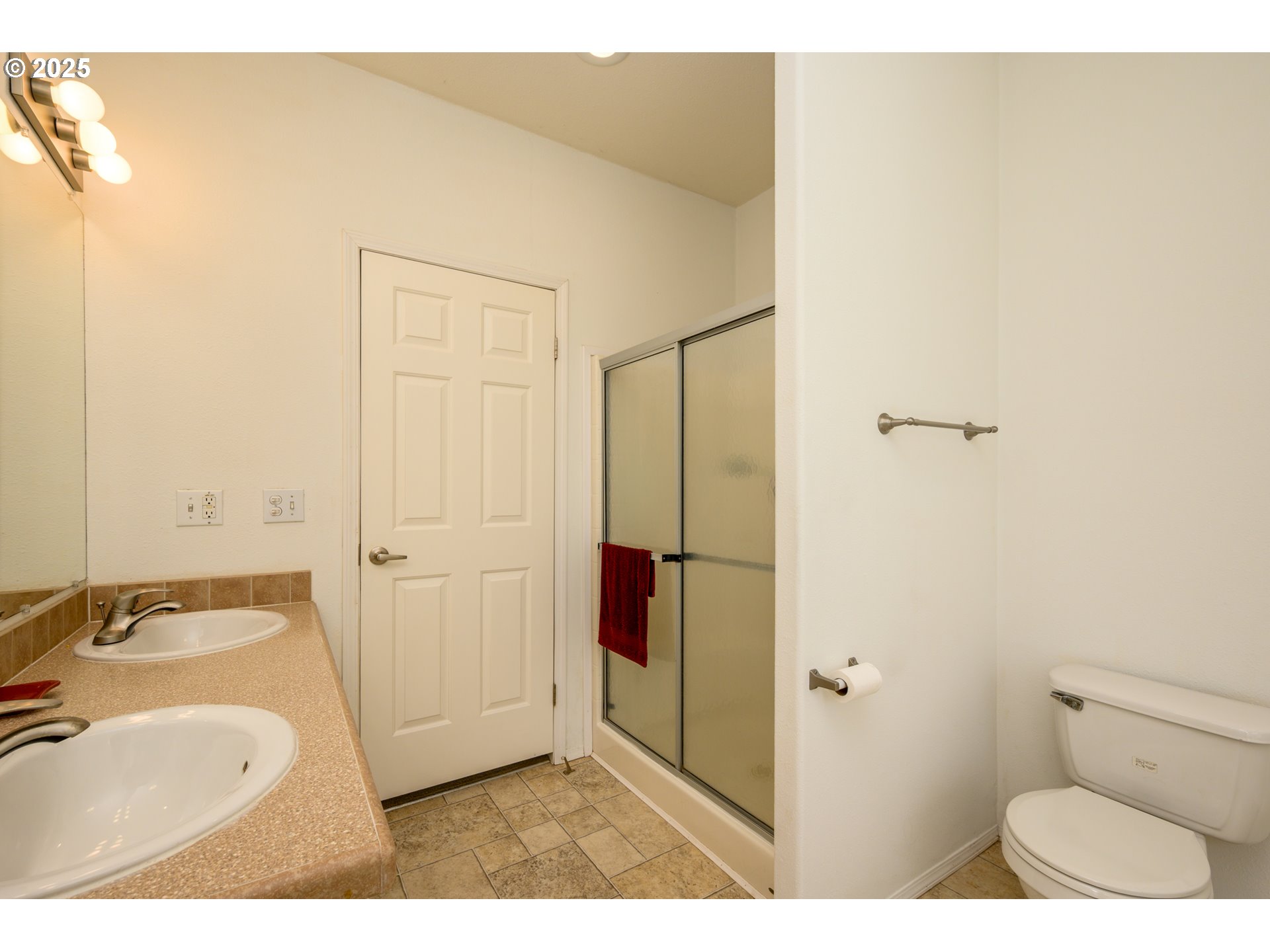 982 Reston Road Roseburg, OR 97471 - Photo 24 of 45 a bathroom with a sink and a mirror