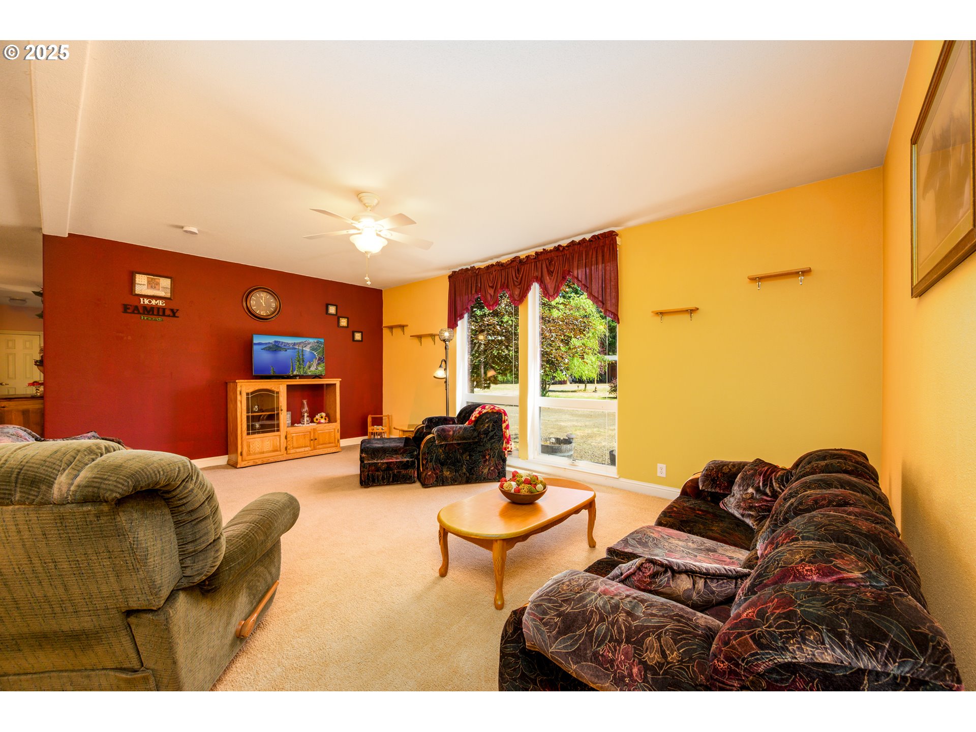 982 Reston Road Roseburg, OR 97471 - Photo 27 of 45 a living room with furniture and a large window