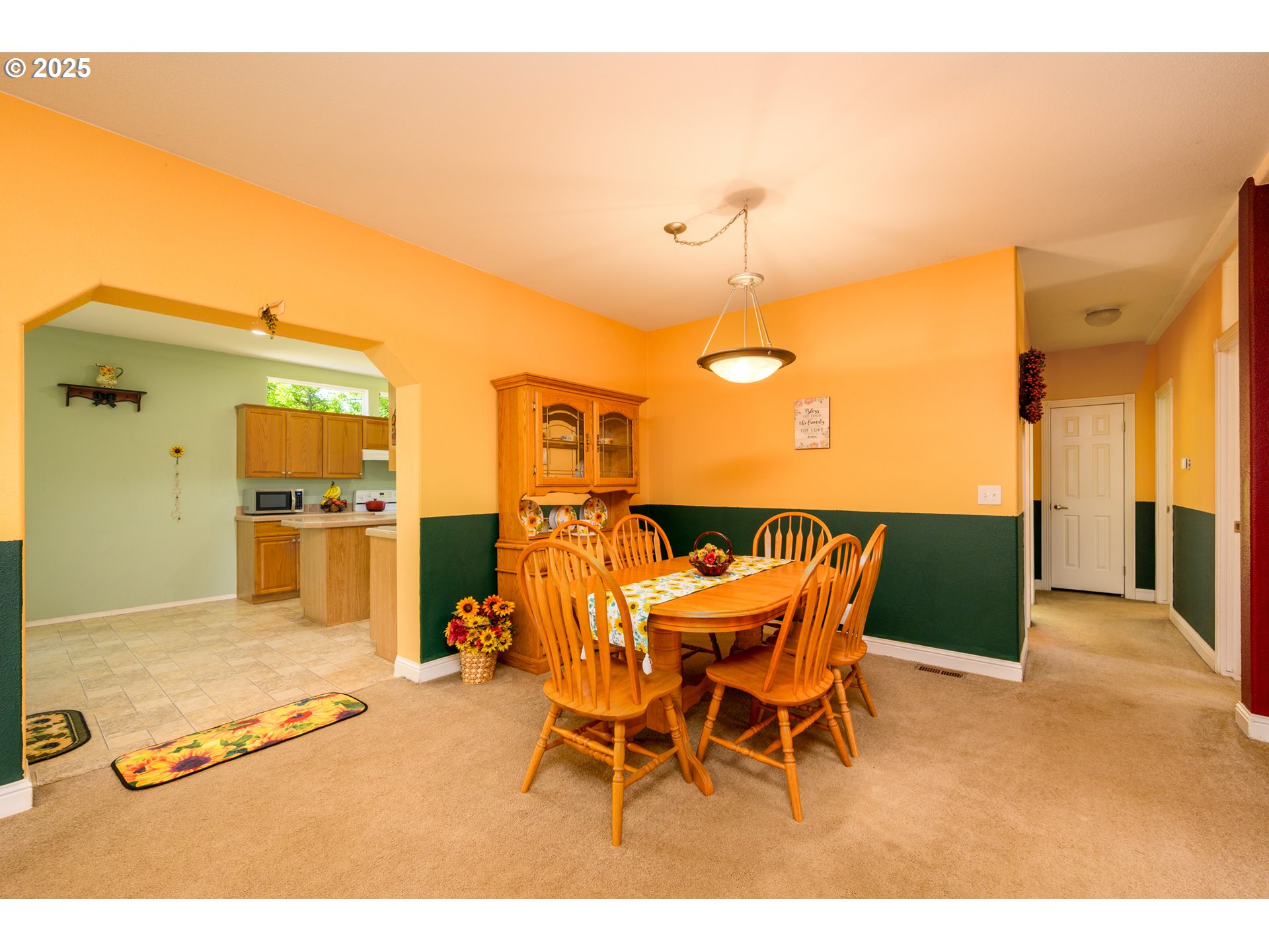 982 Reston Road Roseburg, OR 97471 - Photo 28 of 45 a patio with table and chairs