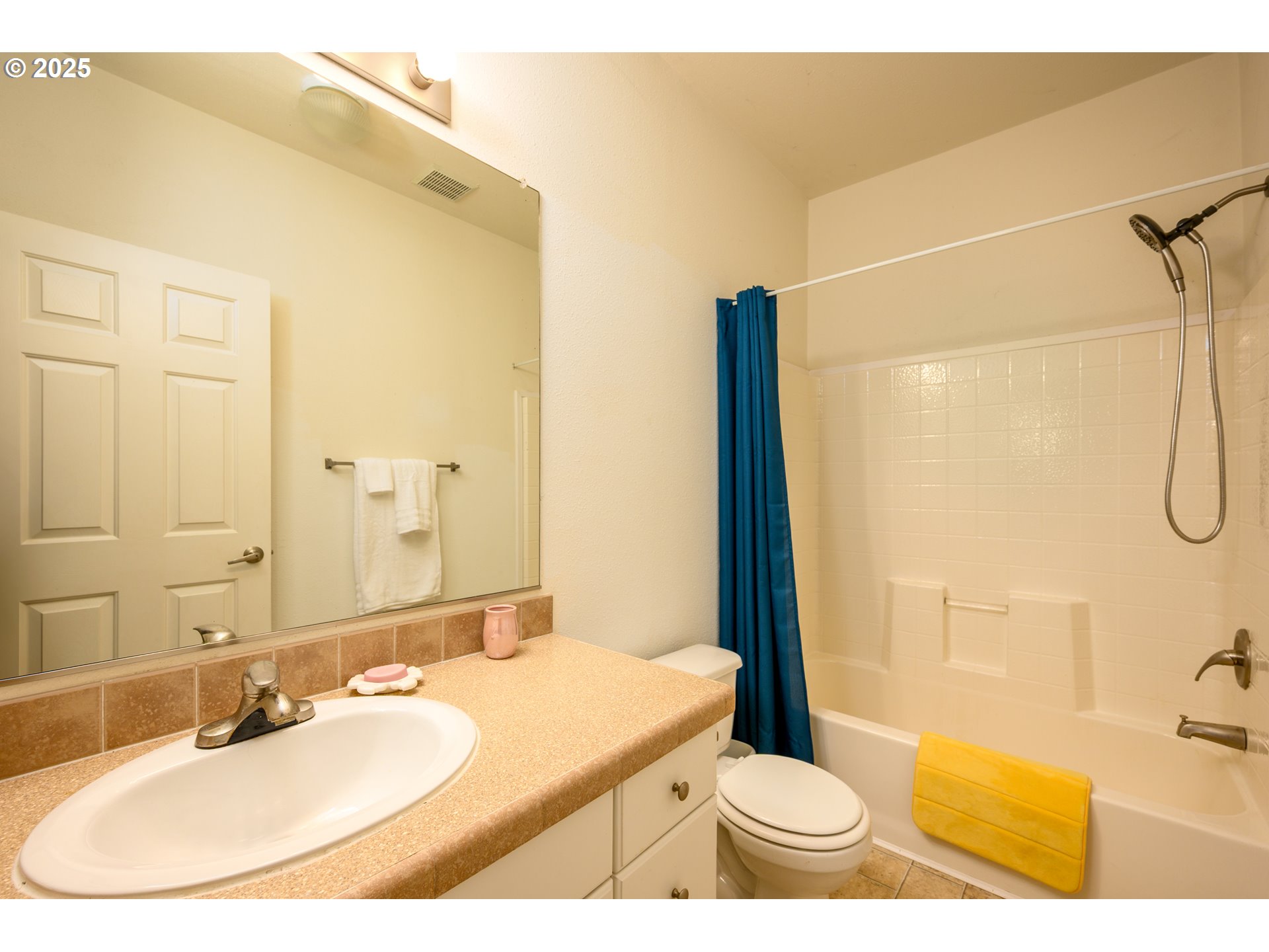 982 Reston Road Roseburg, OR 97471 - Photo 31 of 45 a bathroom with a sink and a mirror