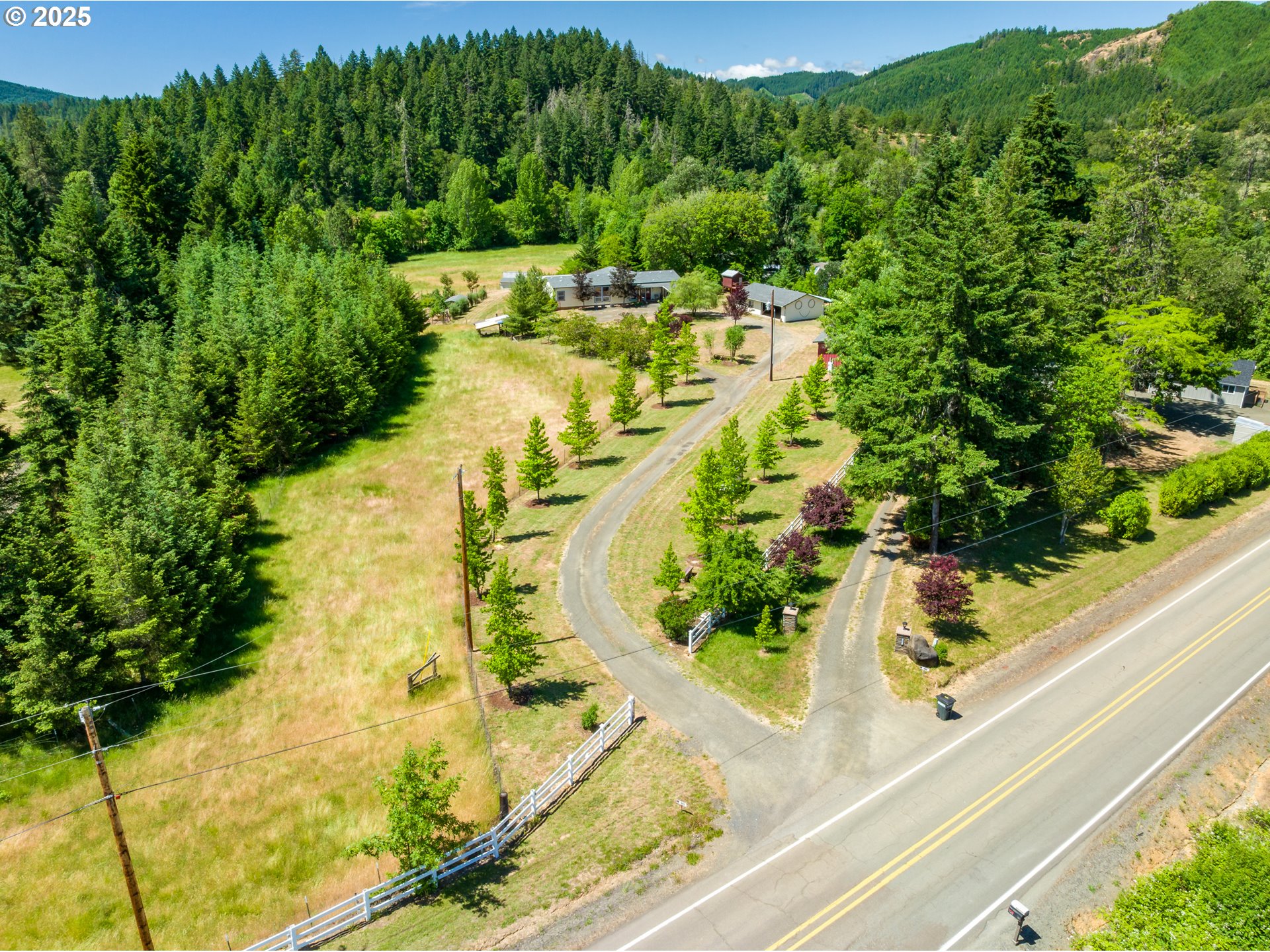 982 Reston Road Roseburg, OR 97471 - Photo 40 of 45 a view of a swimming pool with a yard