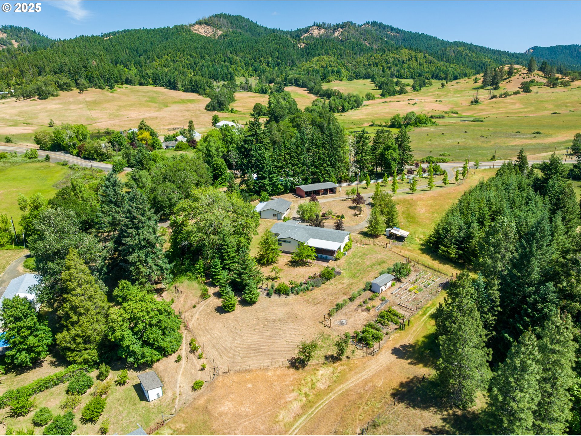 982 Reston Road Roseburg, OR 97471 - Photo 5 of 45 a view of a city