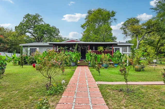 a view of house with garden