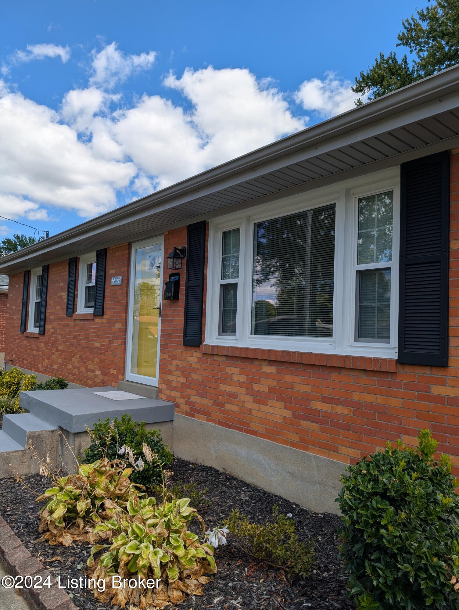 7809 Bluebonnet Road Louisville, KY 40258 - Photo 4 of 32 PXL_20240907_174517934