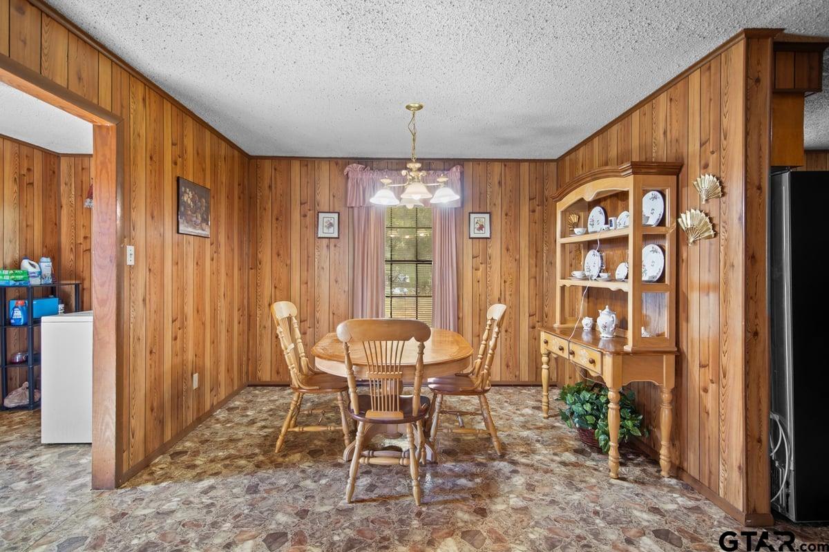 807 High Street Marshall, TX 75670 - Photo 11 of 33 a dining room with furniture and window