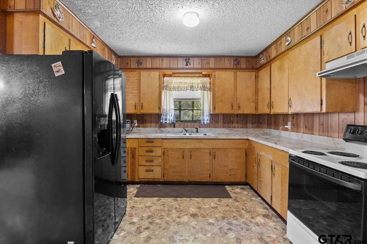807 High Street Marshall, TX 75670 - Photo 13 of 33 a kitchen with stainless steel appliances granite countertop a sink stove and refrigerator