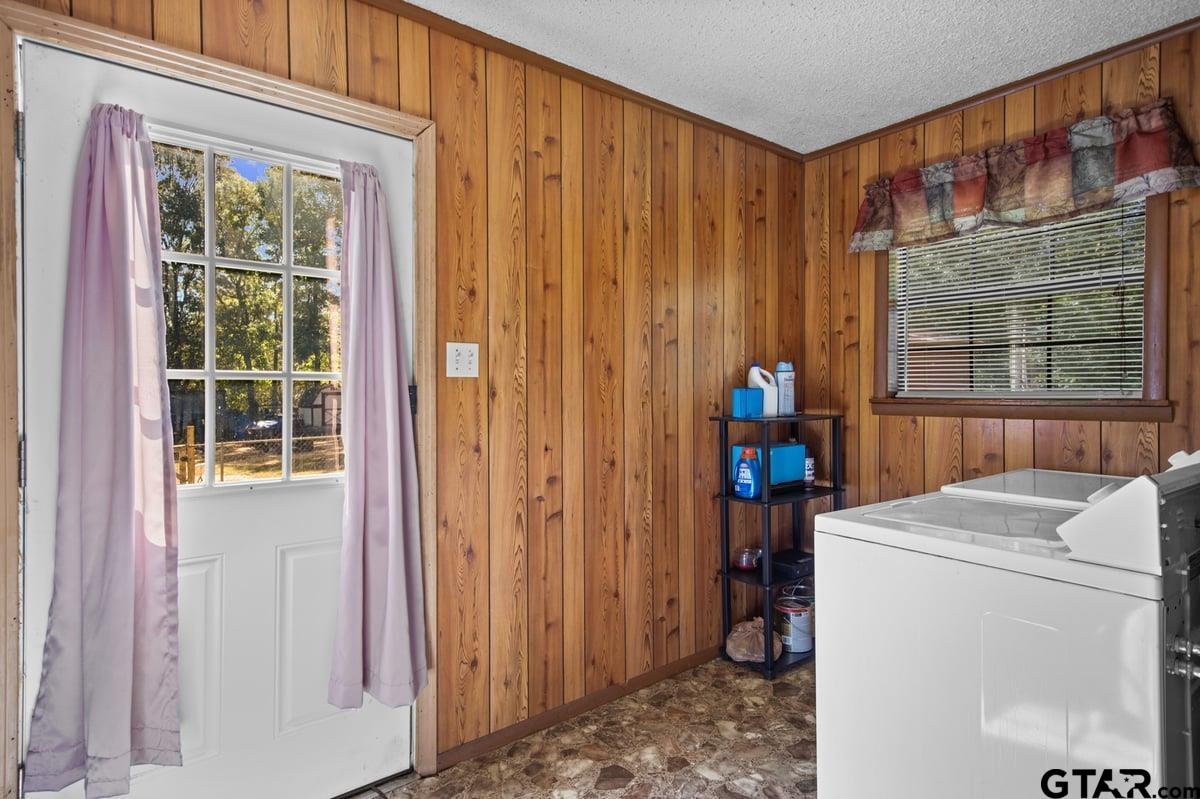 807 High Street Marshall, TX 75670 - Photo 15 of 33 a utility room with dryer and washer