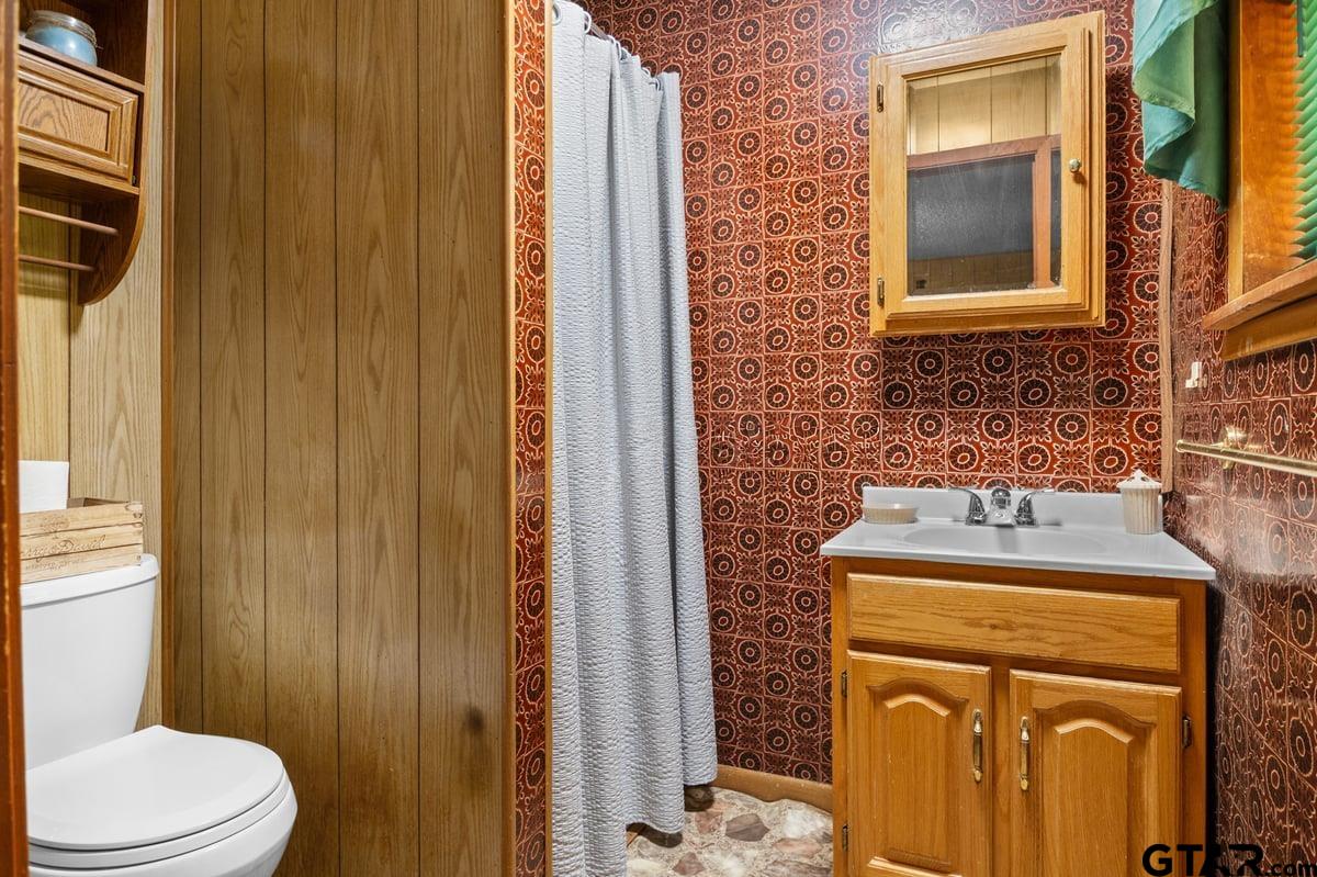 807 High Street Marshall, TX 75670 - Photo 21 of 33 a bathroom with a sink a toilet and shower