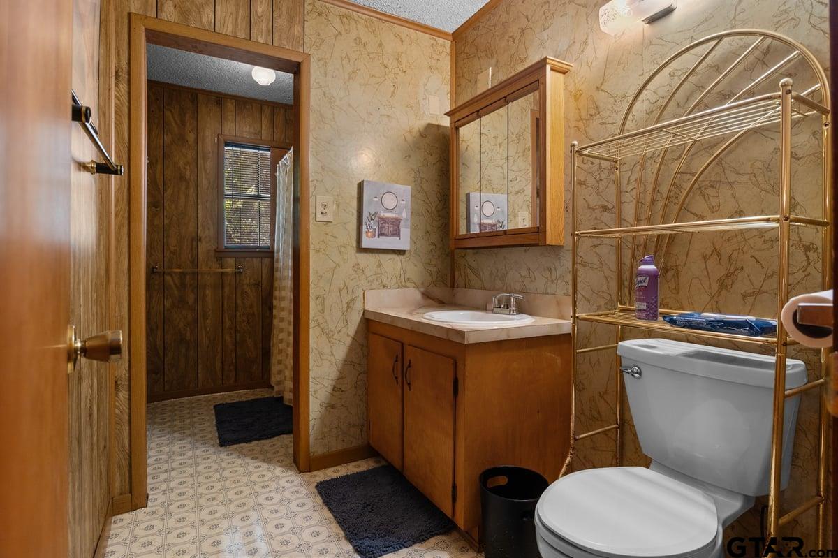 807 High Street Marshall, TX 75670 - Photo 22 of 33 a bathroom with a sink a toilet a mirror and shower