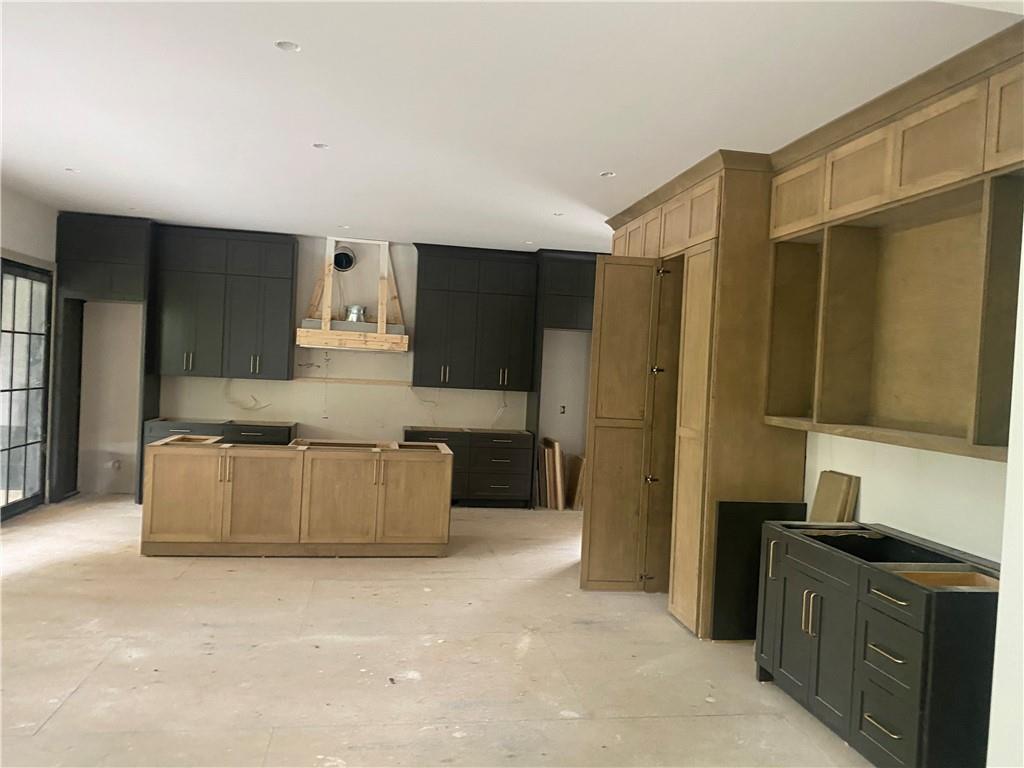 180 Thompson Place Roswell, GA 30075 - Photo 3 of 12 a living room with furniture and a flat screen tv