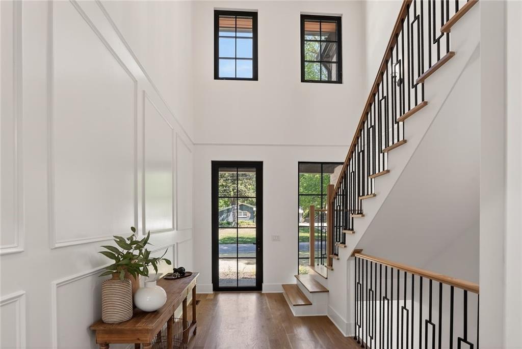 180 Thompson Place Roswell, GA 30075 - Photo 3 of 76