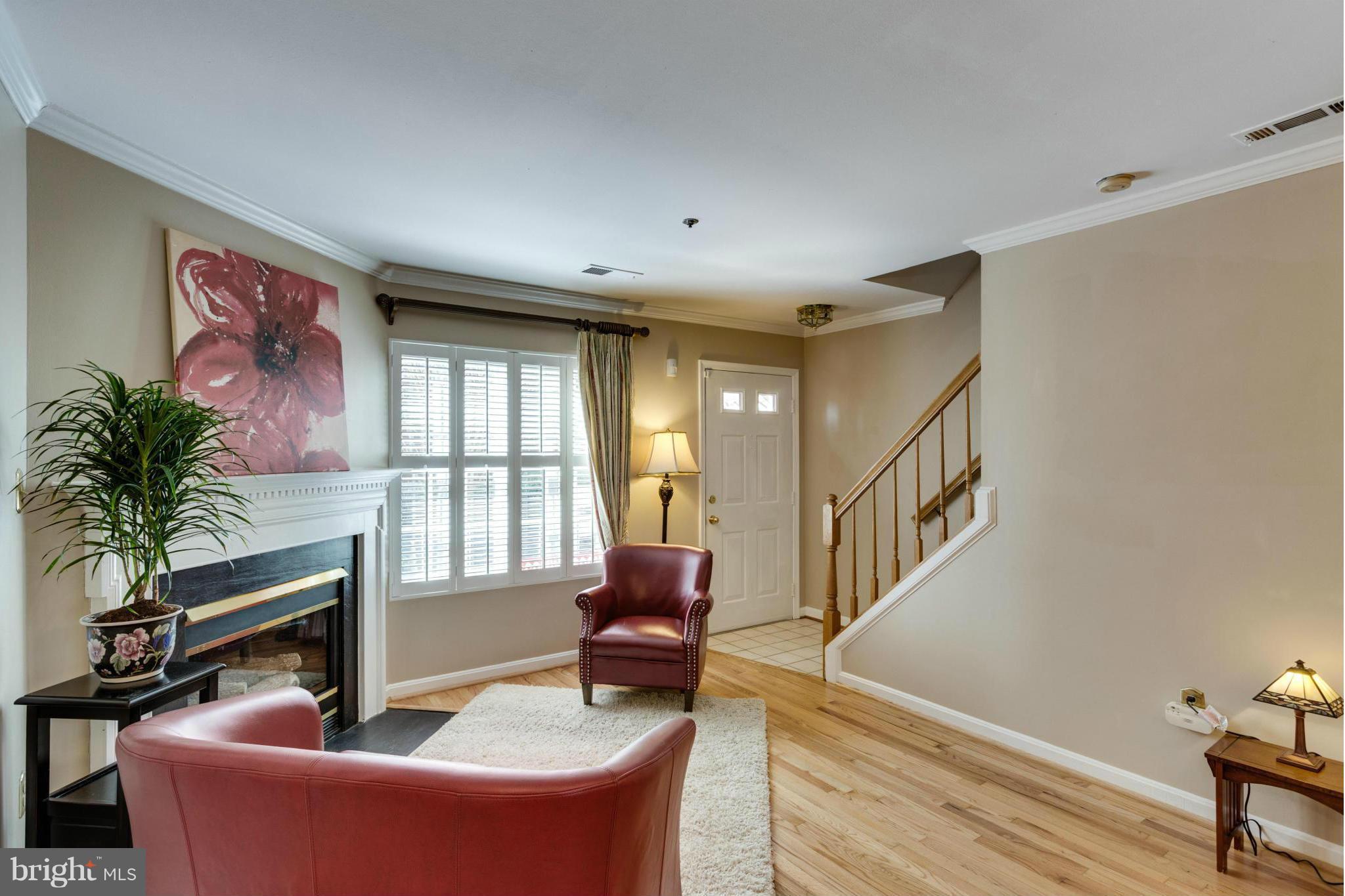 3084 South Glebe Road Arlington, VA 22206 - Photo 6 of 30 Living Room