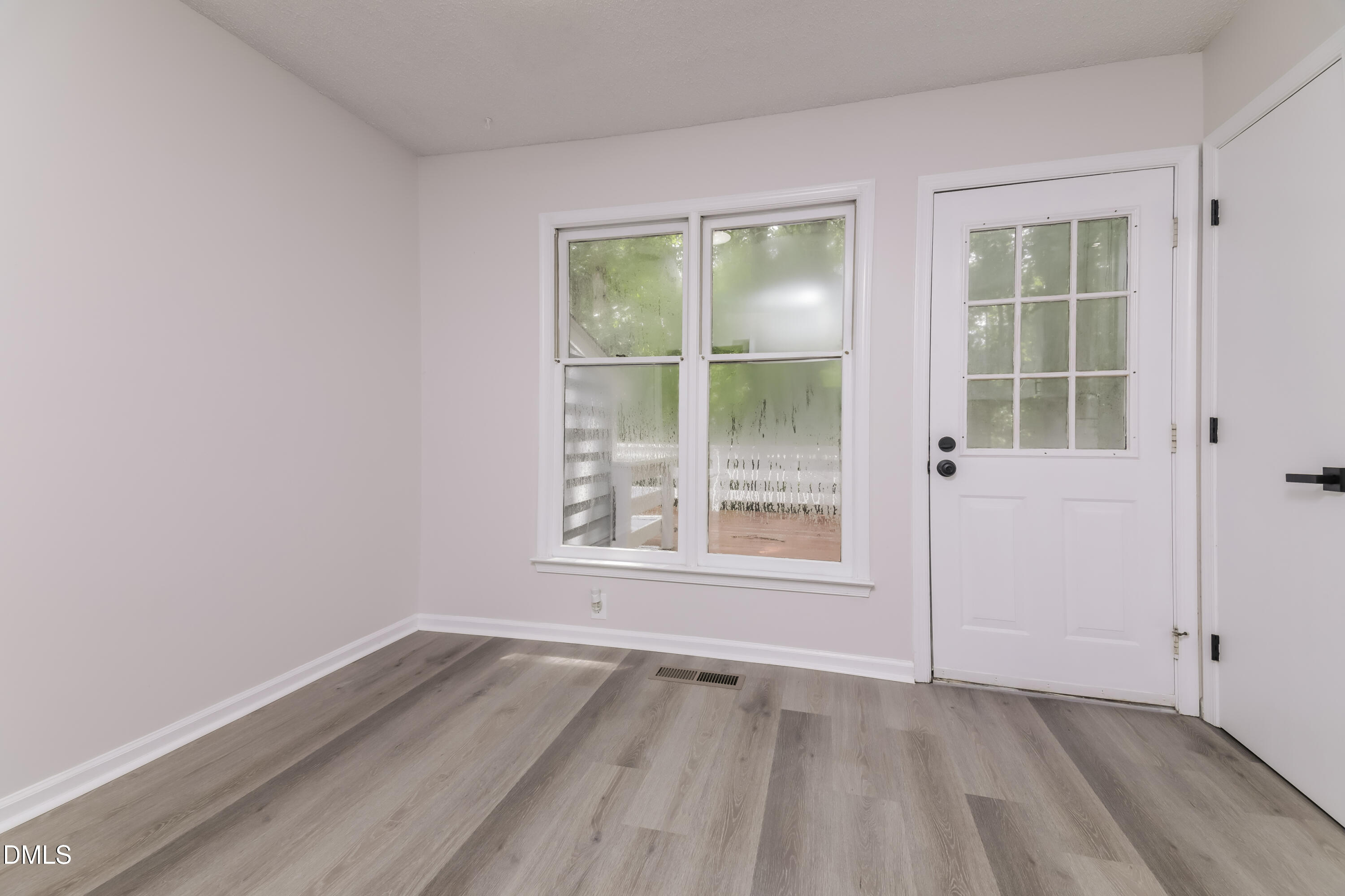 6 Fircrest Court Durham, NC 27703 - Photo 4 of 15 an empty room with a window