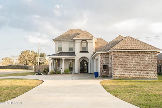 $539,000 | 1010 Angelwood Circle, Breaux Bridge, LA 70517