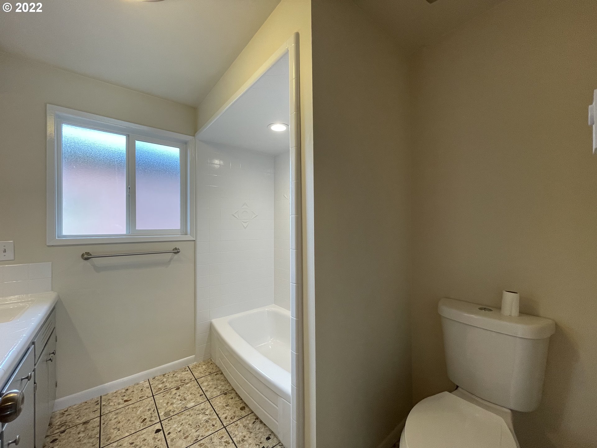 2901 Ingalls Way Eugene, OR 97405 - Photo 15 of 32 a bathroom with a toilet and a tub