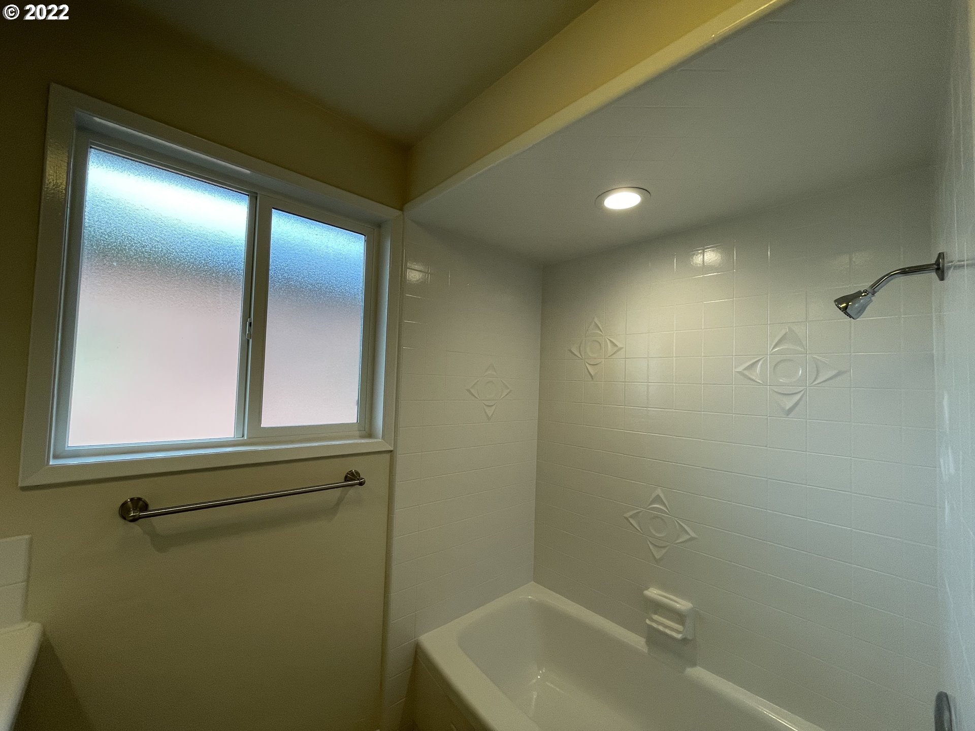 2901 Ingalls Way Eugene, OR 97405 - Photo 17 of 32 a bathroom with a bathtub