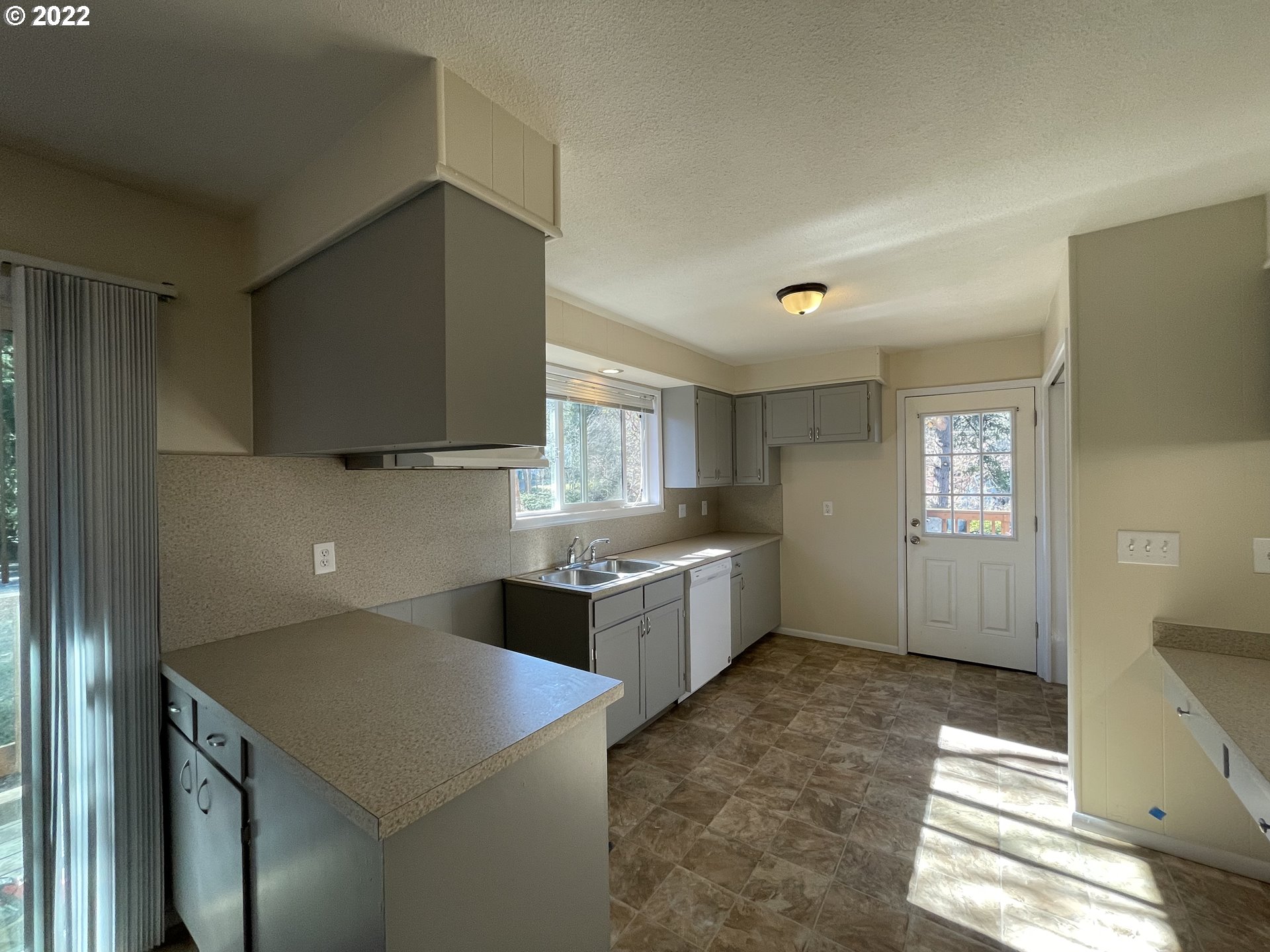 2901 Ingalls Way Eugene, OR 97405 - Photo 25 of 32 a kitchen with a stove a refrigerator and a sink