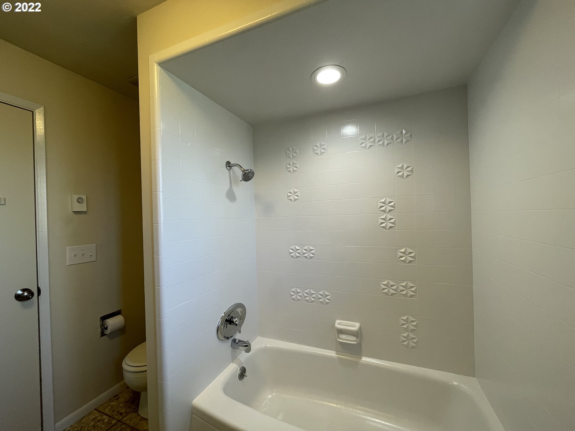 2901 Ingalls Way Eugene, OR 97405 - Photo 32 of 32 a bathroom with a tub shower and toilet