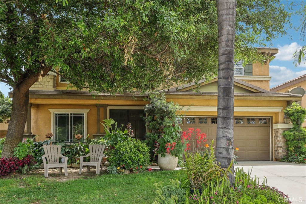 a view of a house with a yard and plants