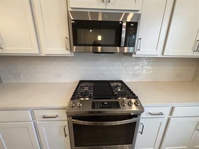 2267 Graywell Lane Duluth, GA 30096 - Photo 10 of 26 a stove top oven sitting inside of a kitchen