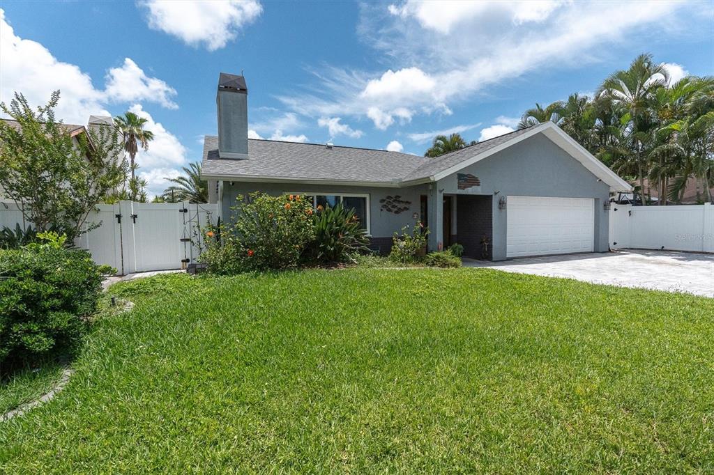 12107 72nd Way Largo, FL 33773 - Photo 2 of 40 a front view of a house with garden