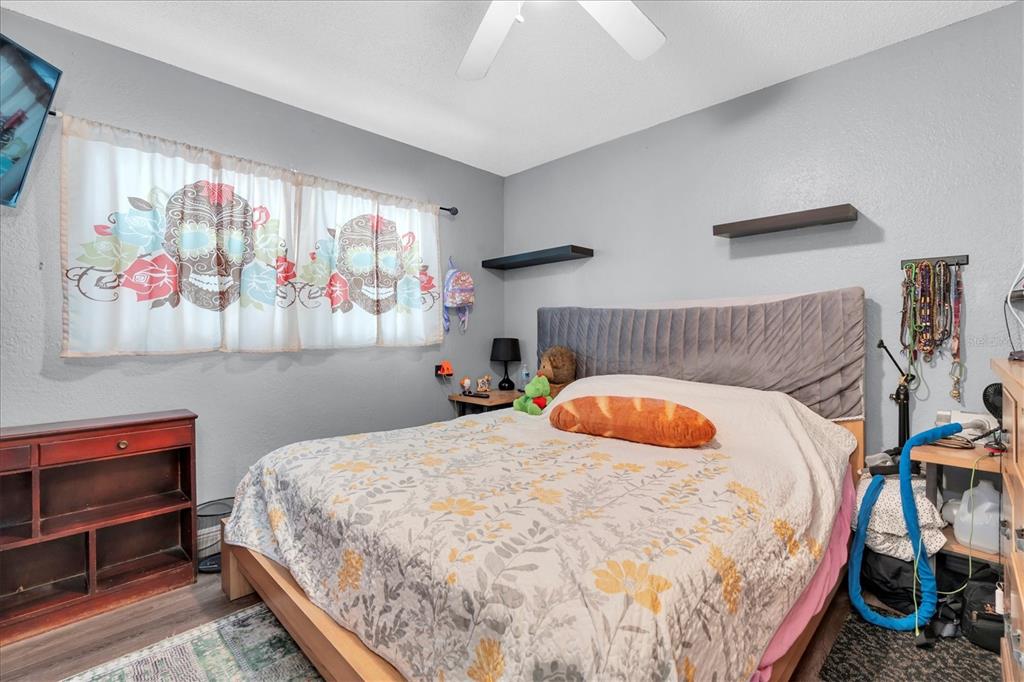 12107 72nd Way Largo, FL 33773 - Photo 24 of 40 a bedroom with a bed and a window