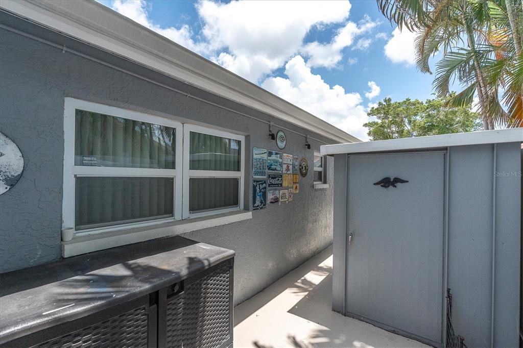12107 72nd Way Largo, FL 33773 - Photo 37 of 40 a balcony with table and chairs
