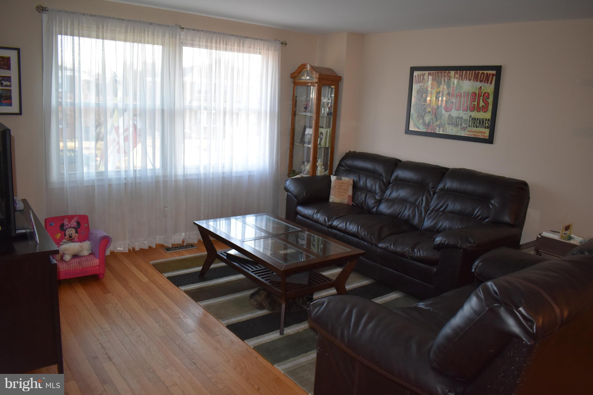 930 Grovehill Road Baltimore, MD 21227 - Photo 2 of 20 Living Room