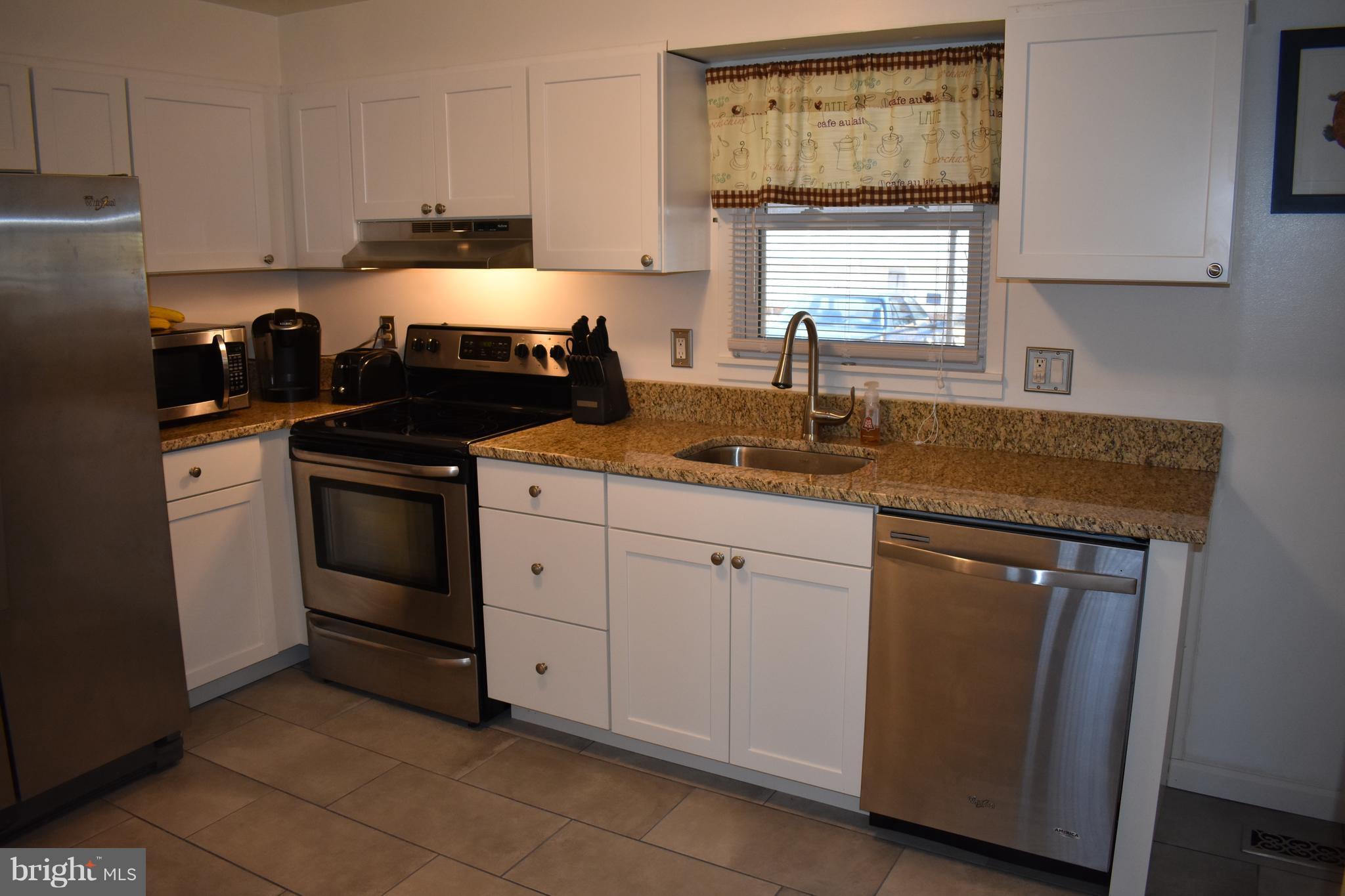 930 Grovehill Road Baltimore, MD 21227 - Photo 4 of 20 Kitchen